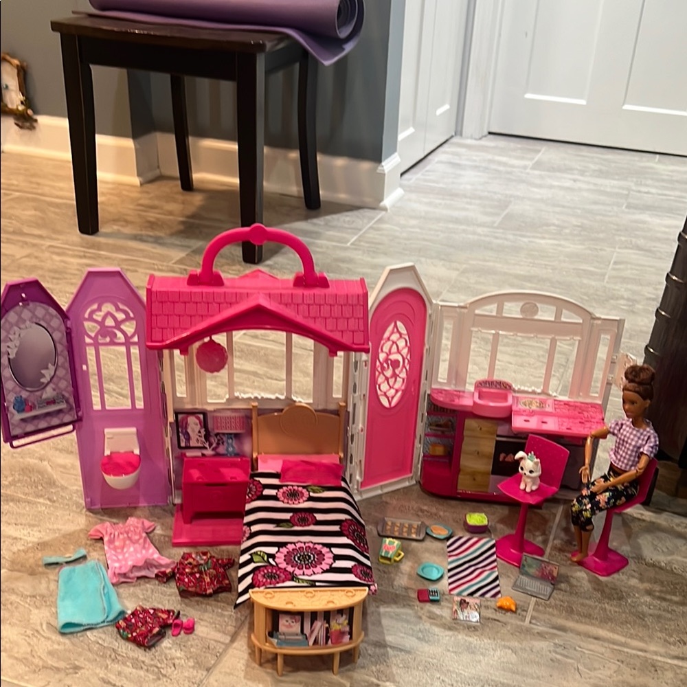 Barbie Fold & Go Dollhouse Playset